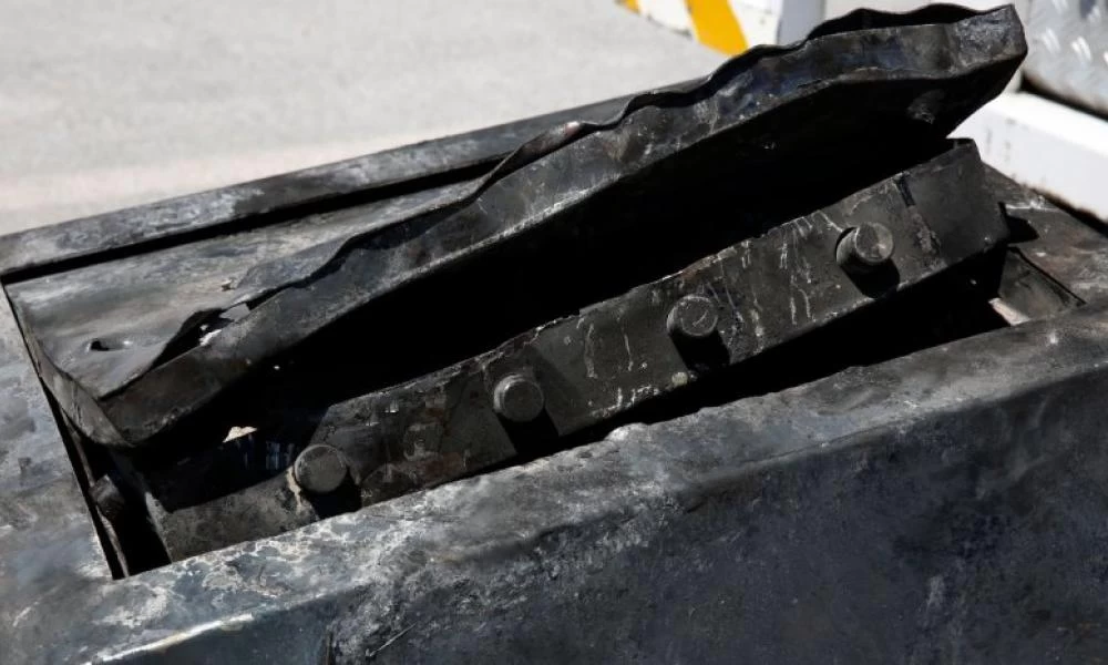 Πετρούπολη: Είχαν θράσος! Διαρρήκτες πέταξαν χρηματοκιβώτιο σούπερ μάρκετ από ταράτσα για να το ανοίξουν